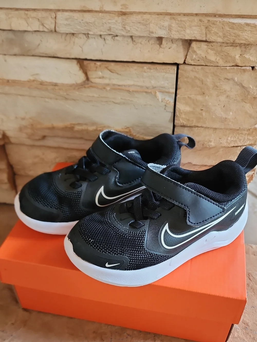 Nike Kids Black and White Hook-and-Loop Sneakers Boys Size 8c